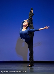 Shen Yun hoofddanseres Jialing Chen, winnares van goud in de vrouwen volwassen divisie, voerde afgelopen maand &ldquo;Feminine Code of Conduct&rdquo; uit tijdens de Internationale Klassieke Chinese Danscompetitie.