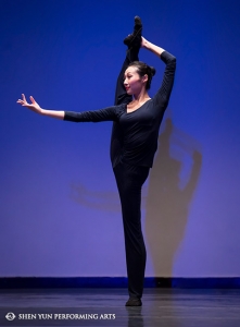 Chelsea Cai, ballerina principale di Shen Yun, vincitrice oro dell&#039;edizione 2012 Competizione Internazionale di Danza Classica Cinese, eseguiva una tecnica esclusiva durante la cerimonia di premiazione.