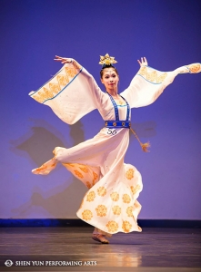 La ballerini principale di Shen Yun Alison Chen, medaglia di bronzo nella categoria adulti femminile, si esibisce al Concorso internazionale di danza classica cinese della New Tang Dinasty Television il mese scorso.