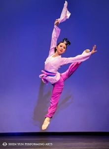 Las bailarinas de Shen Yun Faustina Quach (derecha) y Cindy Liu se presentan en la Competencia Internacional de Danza Cl&aacute;sica China.