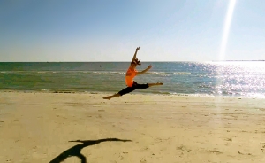 &iexcl;A saltar de alegr&iacute;a! Daniella Wollensak realiza un salto llamado si cha - 撕叉跳. (Foto por Lily Wang)