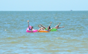 在水中自在徜徉！（左起：舞蹈演员Erin Battrick，Vicki Cao和Stephanie Guo。摄影：广聆）