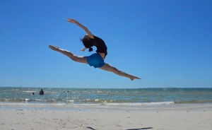 Michelle Wu performing a technique called (deep breath...) a si cha zi jun guan jump - 撕叉紫金冠跳. (photo by Seron Guang Ling Chau)