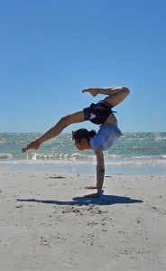 Lily Wang oefent een klassieke Chinese danstechniek - er gaat niets boven zacht zand en frisse zeelucht om de ziel te verlichten.