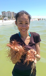 &Eacute;tirements sur la plage &ndash; Lily Wang et Vicki Cao pratiquent une technique de danse classique chinoise appel&eacute;e chao tian deng &ndash; 朝天凳. (Photo de Seron Guang Ling Chau)