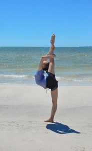 Lily Wang pratique une technique de danse classique chinoise &ndash; rien de tel que du sable fin et de l&#039;air marin pour all&eacute;ger l&#039;&acirc;me. Sauter de joie ! Daniella Wollensak r&eacute;alise un saut appel&eacute; si cha - 撕叉跳. (Photo de Lily Wang) Lily Wang r&eacute;alise une technique appel&eacute;e yuan bao jump 元寶跳. (Photo de Regina Dong)