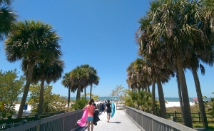 Notre tourn&eacute;e nous a r&eacute;cemment emmen&eacute;s sous le soleil de Floride. Lors d&#039;une rare journ&eacute;e de rel&acirc;che, nous sommes all&eacute;s sur la plage de Fort Myers. Venez dans l&#039;eau ! Sur la photo, de gauche &agrave; droite : les danseuses Erin Battrick, Vicki Cao et Stephanie Guo. (Photo de Seron Guang Ling Chau)