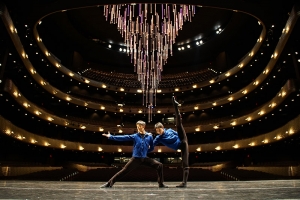 Shen Yun International Companys dansare poserar p&aring; scenen innan en f&ouml;rest&auml;llning p&aring; AT&amp;T Performing Arts Center - Winspear Opera House i Dallas, Texas.