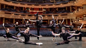 Dansare fr&aring;n Shen Yuns New York Company poserar p&aring; scenen vid Broward Center i Fort Lauderdale, Florida.