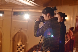 Stephanie Guo adjusta el zoom en el War Memorial Opera House de San Francisco, donde actu&oacute; la Compa&ntilde;&iacute;a Mundial de Shen Yun. (Foto de la bailarina Lily Wang)