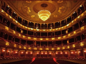 Stephanie Guo ustawia ostrość w San Francisco War Memorial Opera House, gdzie wystąpiło Shen Yun&rsquo;s World Company. (fot. tancerka Erin Battrick)