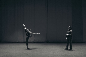 세계 무용단 소속 비나 리가 수석무용수 릴리 왕을 지도 중이다. (photo by dancer Songtao Feng)