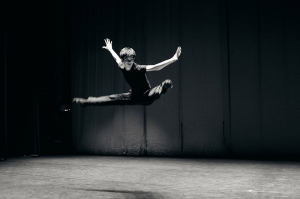 Dancer Suzuki Rui intimidating his enemies mid-air. (photo by dancer Songtao Feng)