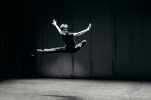 무용수 스즈키 루이가 공중 부양으로 적들을 겁주고 있다. (photo by dancer Songtao Feng)