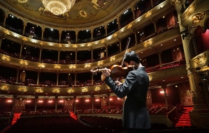 Violist Steven Song oefent op het podium van de Philadelphia Academy of Music. (foto door violist Jack Wang)