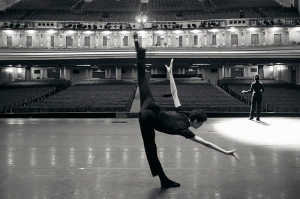 Gł&oacute;wny tancerz Rocky Liao ćwiczy &quot;butterfly kick&quot;. (fot. tancerz Songtao Feng)