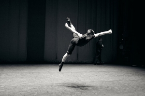 Il ballerino Suzuki Rui durante un&rsquo;evoluzione a mezz&#039;aria che simula lo scontro con il nemico (foto del ballerino Songtao Feng)