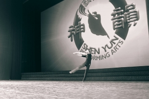 Il Primo ballerino Jason Pan si prepara per lo spettacolo a Vancouver (foto di Songtao Feng)
