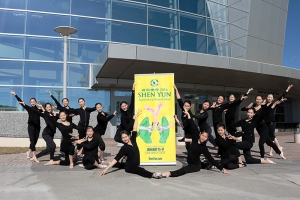 Dan para penari wanita Shen Yun Touring Company berhenti untuk berpose di luar Cobb Energy Performing Arts Centre, sebelum show di Atlanta. (foto oleh Helen Li)