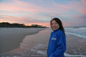 Percussionist Tiffany Yu kedinginan di pantai. (foto oleh projectionist Annie Li)