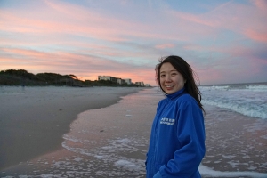 La percussionista Tiffany Yu prende una boccata di aria fredda sulla spiaggia (foto dell’operatrice Annie Li)
