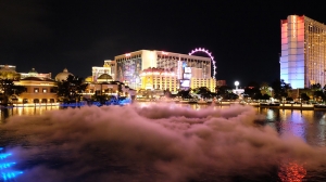 L'effetto speciale della nuvole sull'acqua di una fontana di Las Vegas. A proposito se volete sapere come respirare dentro una nuvola di vapore di acqua ghiacciata guardate il recente blog della ballerina Nancy Wang
