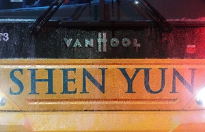 North Carolina menyambut Shen Yun International Company ke Raleigh dengan hujan dingin dan salju setebal 2 inch yang menutupi hampir seluruh kota. (foto oleh projectionist Annie Li)