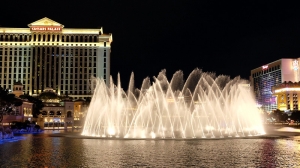 Air mancur dengan Caesars Palace di latar belakang. (foto oleh penari Nancy Wang)