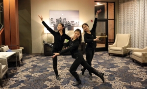 ボストンのホテルで神韻巡回芸術団の3名のダンサーがストレッチの準備。