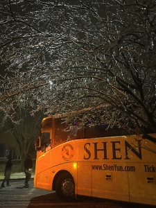 ノースキャロライナのローリーで、凍てつく雨と5センチの積雪に見舞われた神韻国際芸術団。街全体が閉鎖される寸前だった（撮影：プロジェックター担当、アニー・リー）