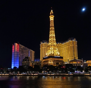 Dan Pari&hellip; Vegas, Vegas saat malam. (foto oleh penari Felix Sun)