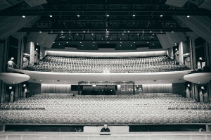 Queen Elizabeth Theatre saat pengaturan dan pengecekan suara siang hari. Tidak hanya konduktor Milen Nachev terlihat di pit orkestra. Lihat jika Anda dapat melihat perkusi Brian Marple. (foto oleh penari Songtao Feng)