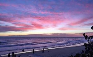 Pemandangan pantai di luar hotel saat Shen Yun International Company membentuk tim menuju ke teater pada pk.7:00.(foto oleh projectionist Annie Li)