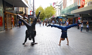 Nella zona commerciale di Perth il ballerino Zack Chen lancia una sfida alla statua per vedere chi riesce a mantenere la posizione più a lungo. Indovinate chi ha vinto? (foto del ballerino Mark Kao)
