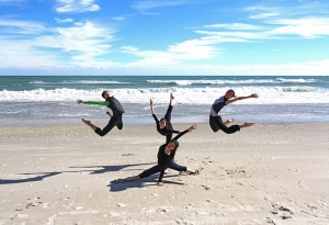 Para penari, searah jarum jam dari kiri: Yiqian Shi, Miranda Zhou-Galati, Daoyong Zheng, dan Diana Tang menikmati pasir lembut di Melbourne, Florida. (Foto oleh Diana Tang)