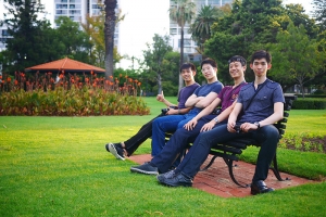 Na een lange reis van Canada naar Australi&euml; acclimatiseerden de dansers met een wandeling door de Koninklijke Tuinen van Perth. Vanaf links: dansers Mark Kao, Zack Chen, Jun Liang en Joe Huang. (foto door danser Ben Chen)