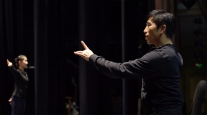 Il coreografo Yungchia Chen aiuta la compagnia di Shen Yun a preparare lo spettacolo al ‘North Charleston Perfoming Arts Center’ in South Carolina (foto della operatrice Annie Li)