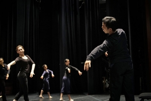 La prima ballerina Miranda Zhou-Galati (in fondo a sinistra) con le altre ballerine lavora con il coreografo Yungchia Chen al North Charleston (foto della operatrice Annie Li)
