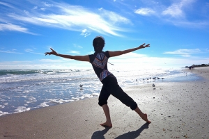 Penari Daoyong Zheng menikmati matahari di Melbourne, Florida. (Foto oleh Diana Tang)