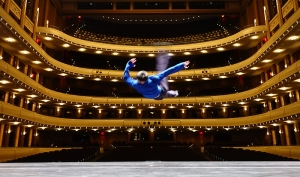 Le danseur Felix Sun de la Shen Yun New York Company s’envole avant une représentation.