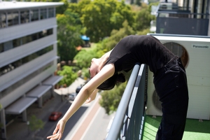 Un des rituels quotidien du danseur : se lever le matin et faire craquer ses omoplates. (Photo par la danseuse Chunko Chang)
