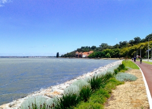 Bersepeda di sepanjang Swan River di Perth . (Foto oleh penari Songtao Feng)