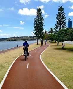 This part of Perth was perfect for those who love outdoor activities. As early as 5am, the jogging and biking trails are brimming with people out for an early workout. (photo by dancer Songtao Feng)
