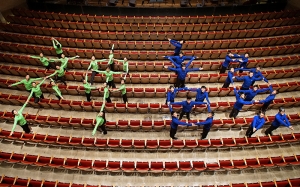 Los bailarines de la Compañía Internacional de Shen Yun forman los ideogramas chinos de Shen Yun (神韻) en el Teatro Oncenter Crouse Hinds de Syracuse, NY. (Foto de la encargada de proyecciones Annie Li)