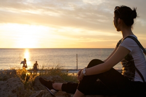 Penari Stephanie Guo menikmati sunset Australia Barat. (Foto oleh penari Chunko Chang)