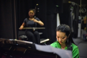 Pianist Huichen Chen repeterar med erhusolisten Linda Wang bakom scenen på Regal Theatre i Perth, Australien, där Shen Yun World Company framförde nio föreställningar. (Foto av dansaren Lily Wang)
