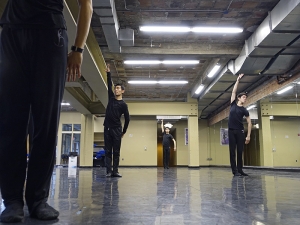 I ballerini in tournée della compagnia di Shen Yun provano nella sala studio del Detroit Opera House. Da sinistra Xinghao Che , Daniel Jiang e Alan Lee ( foto del ballerino Piotr Huang)
