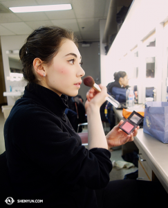  Eine Schönheit bei der Arbeit. Die Erste Tänzerin Miranda Zhou-Galati bereitet sich auf einen  Auftritt im Kentucky Center for the Performing Arts in Louisville vor. (Foto: Tänzerin Diana Tang)
