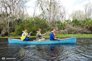  Im Dschungel von Orlando, Florida machen Klarinettist Yevgeniy Reznik, Toningenieur Jacob Wallenberg und Bassist Juraj Kukan von der Shen Yun New York Company einen dreistündigen Ausflug. (Foto: Musiker Wesley Zhou) 
