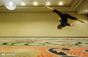 Olivia Chang von der Shen Yun International Company tanzt nicht mit einem Walzer in den  Ballsaal hinein, sondern mit einem Salto. Aufgenommen in Louisville, Kentucky. (Foto: Tänzerin Diana Tang)